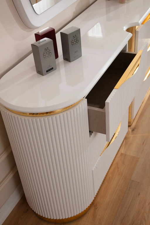 LAURA Gold Detailed Upholstery Queen 5-N Pc made with Wood in White Default -DTYStore