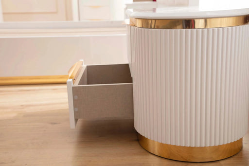 LAURA Gold Detailed Upholstery Queen 5-N Pc made with Wood in White Default -DTYStore